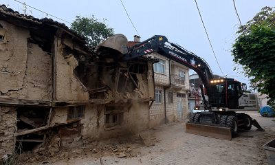YENİŞEHİR’İN KIRSAL MAHALLELERİNDEKİ METRUK BİNALAR DA YIKILIYOR